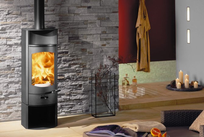 Flok 2.0 stove ambiance photo with steel cladding and plinth