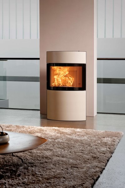 Poêle à bois Fynn Xtra ambiance photo avec habillage en céramique blanche dans le salon