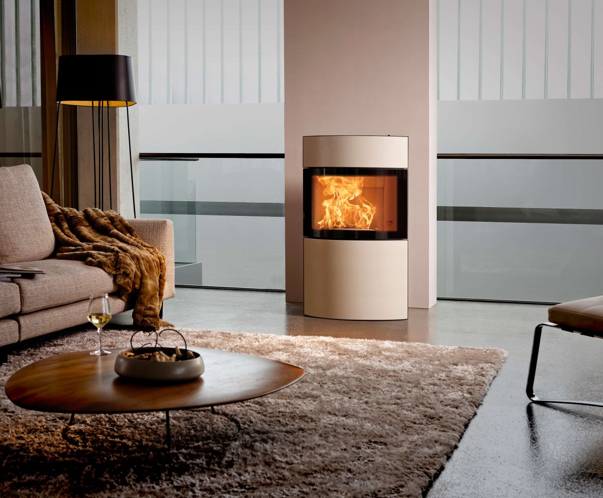 Kaminofen Fynn Xtra Ambiente Foto mit Keramikverkleidung weiß im Wohnzimmer