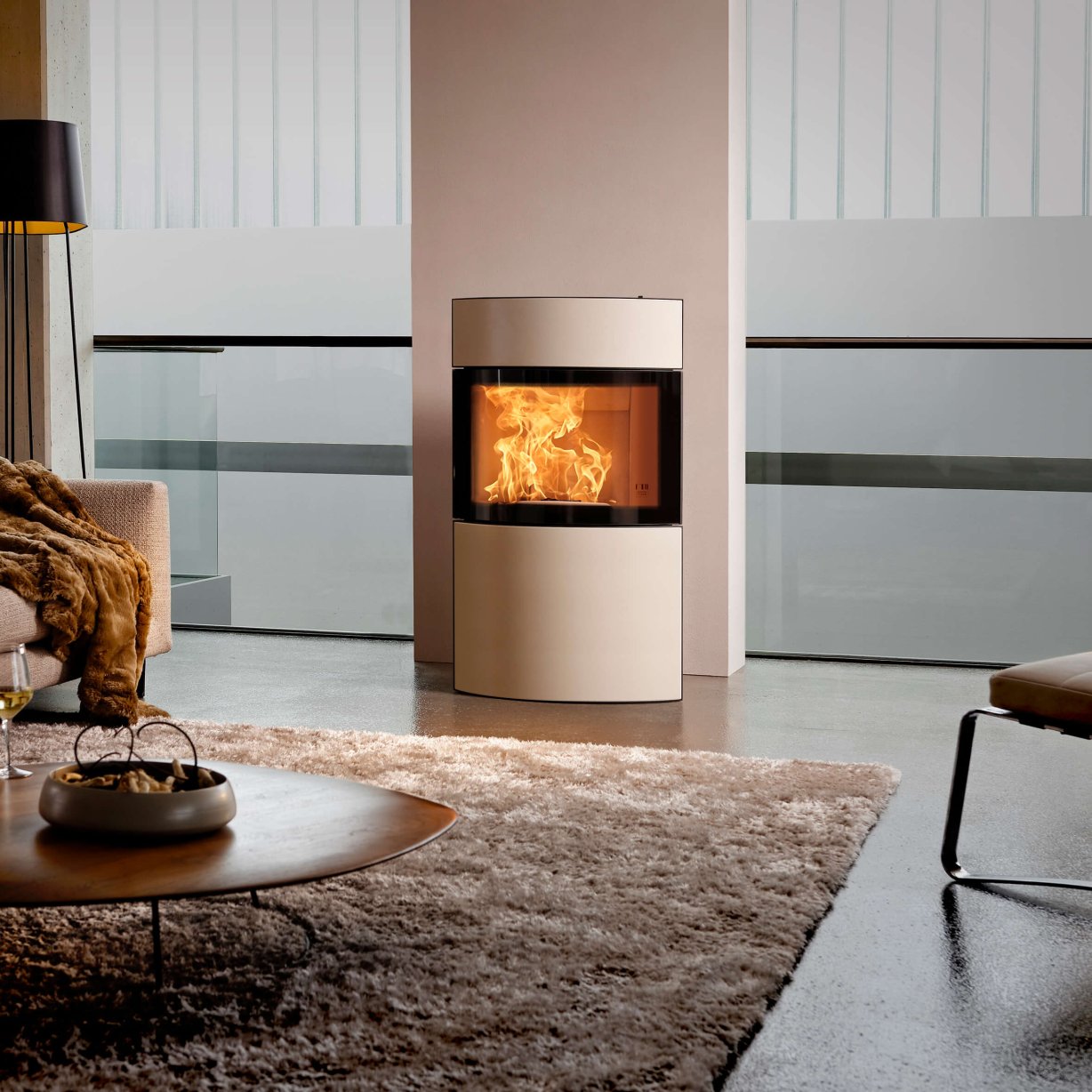 Stufa Fynn Xtra foto ambiente con rivestimento in ceramica bianco in soggiorno