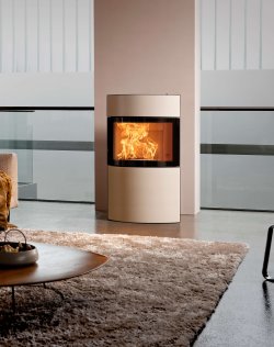Kaminofen Fynn Xtra Ambiente Foto mit Keramikverkleidung weiß im Wohnzimmer