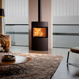 Fynn Xtra stove ambiance photo with steel cladding in living room