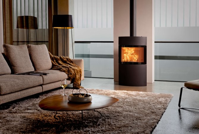 Fynn Xtra stove ambiance photo with steel cladding in living room