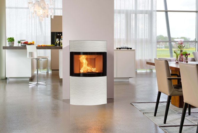 Kaminofen Fynn Xtra Ambiente Foto mit Keramikverkleidung weiß Rille im Esszimmer
