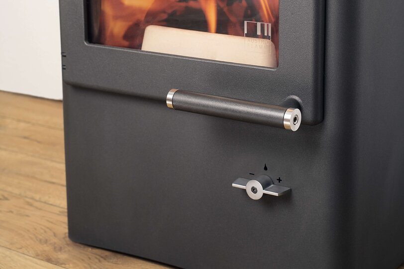 Poêle à bois Lucy Cook vue de détail poignée de porte et manette de régulation de l’air