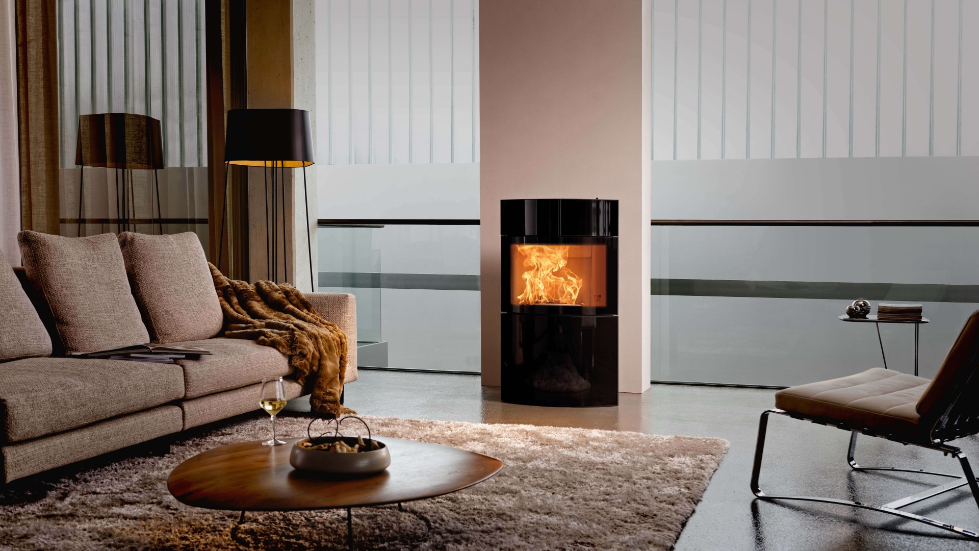 Fynn Xtra stove ambiance photo with glass cladding black in living room