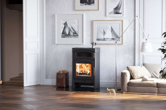 Pallas Back stove ambiance photo with steel cladding without wood drawer