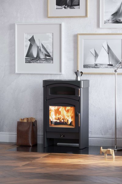 Pallas Back stove ambiance photo with steel cladding without wood drawer