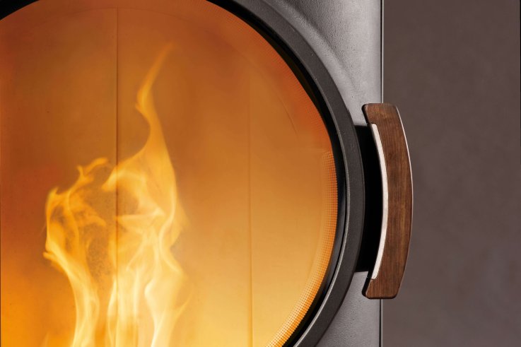 Clou Pellet pellet stove detail view firebox and door handle