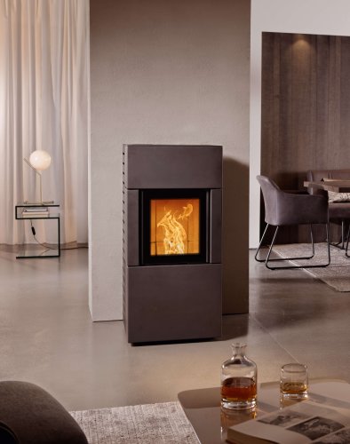 Stufa a pellet Percy foto ambiente con rivestimento in acciaio