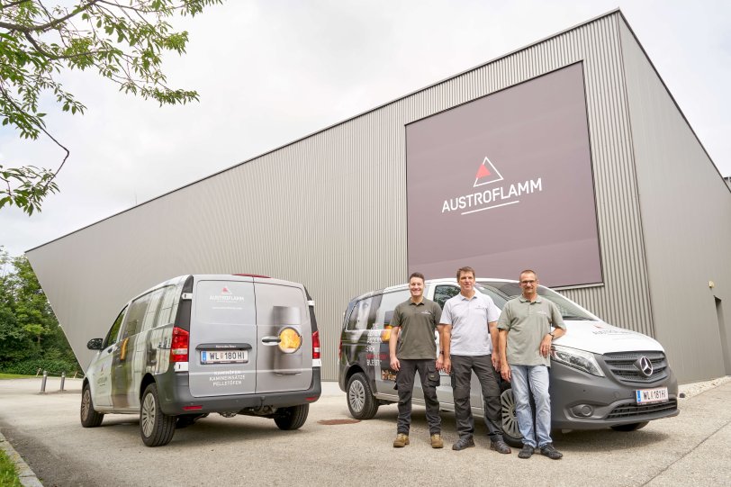 Austroflamm Service Team mit Autos vor Firma