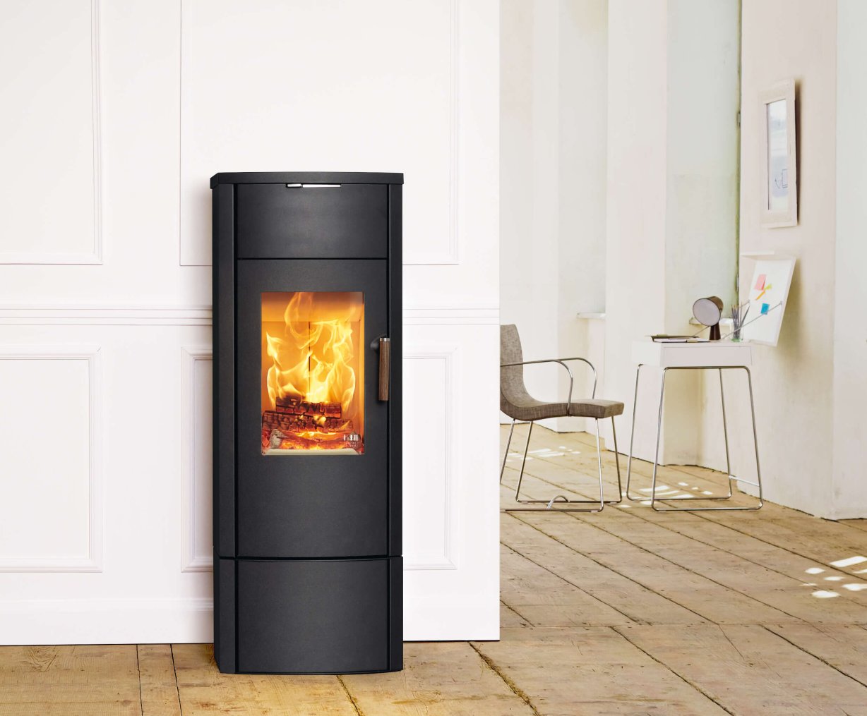 Jini Xtra stove ambiance photo with plinth