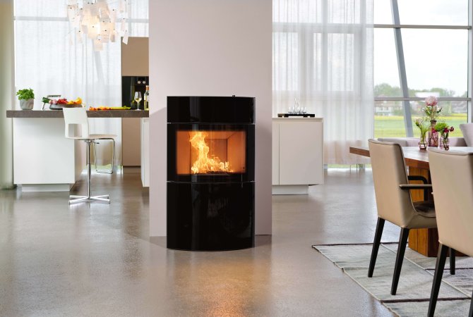Fynn Xtra stove ambiance photo with glass cladding black in dining room