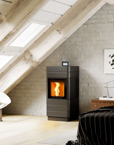Perry pellet stove ambiance photo with ceramic cladding dark anthracite
