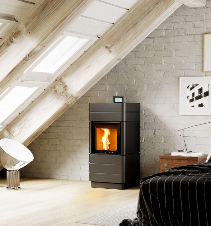 Perry pellet stove ambiance photo with ceramic cladding dark anthracite