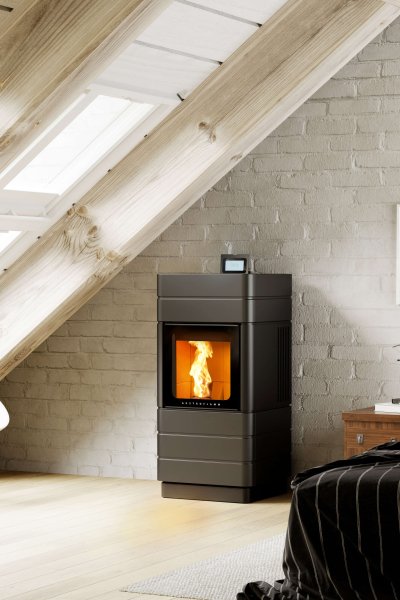 Perry pellet stove ambiance photo with ceramic cladding dark anthracite