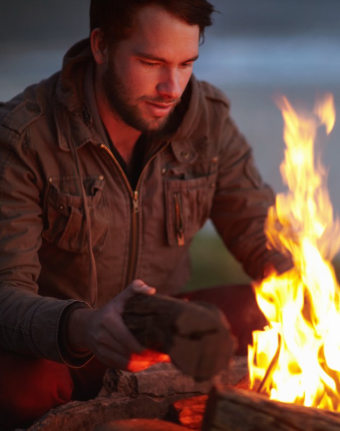 Lagerfeuer Austroflamm Lagerfeuer am Fluß zum Erwärmen