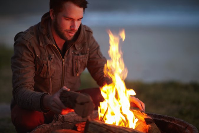 Lagerfeuer Austroflamm Lagerfeuer am Fluß zum Erwärmen