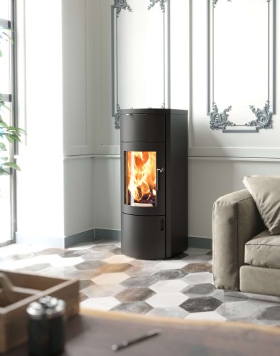 Stufa Bono Xtra foto ambiente con rivestimento in acciaio