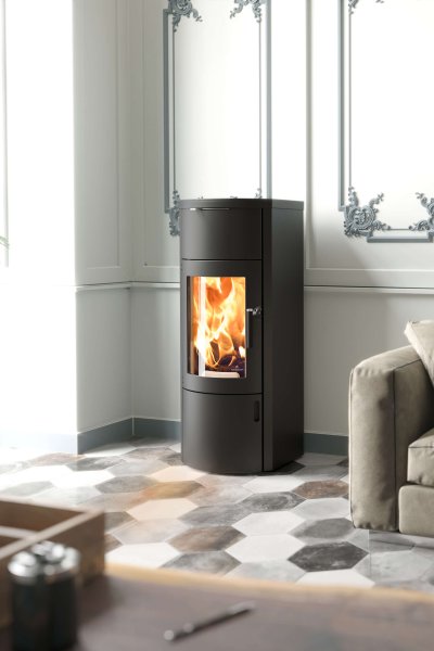 Stufa Bono Xtra foto ambiente con rivestimento in acciaio