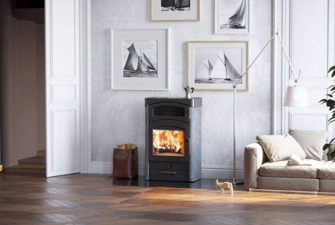 Stufa Pallas Back foto ambiente con rivestimento in steatite con cassetto in legno