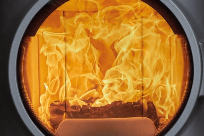 Burning flames in the Clou Xtra firebox